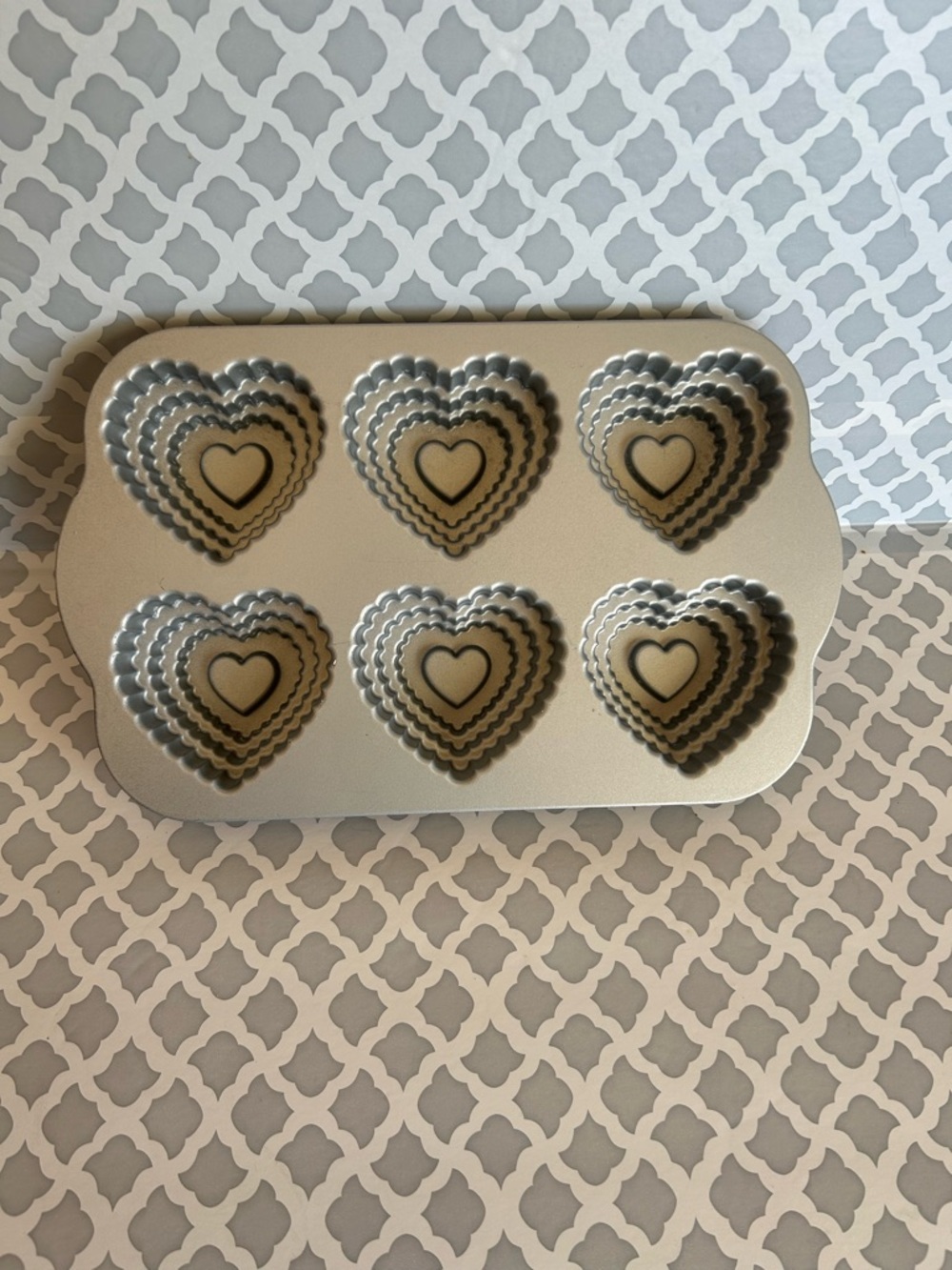 Nordic Ware Tiered Heart cakelet pan 6-Cavity - Picture 4 of 6